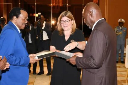 Paul BIYA préside la cérémonie de remise du rapport sur le rôle de la France au Cameroun de 1945 à 1971