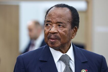 Paul Biya, un dictateur sénile, interdit les téléphones et écrase la nation pour cacher son impuissance