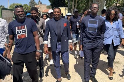 Cameroun : Samuel Eto’o accueilli en super héros et les anciens Lions Indomptables brillent lors d’un tournoi caritatif à Port-de-Bouc