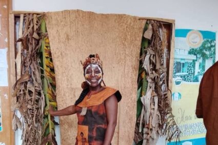 Cameroun : Brigitte Nga Ondigui, tisser la mémoire du m’mouat
