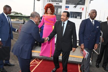 Cameroun : Mascarade à Yaoundé – Biya de retour, le peuple paie pour le roi fantôme